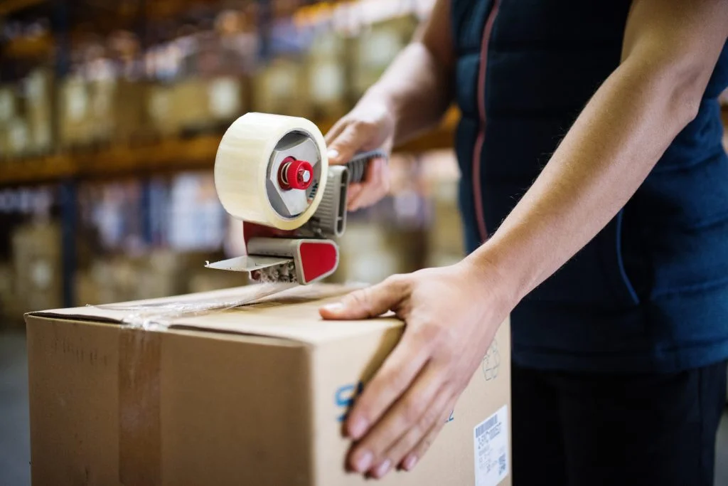 Ligne de co-packing avec conditionnement de produits en entrepôt