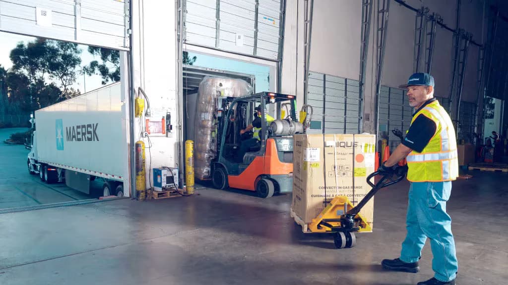 Plateforme logistique de cross-docking avec camions aux quais